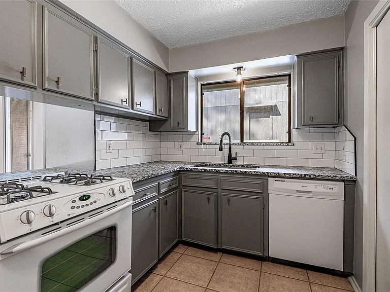 514 Hickory St — Photo 12