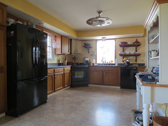 Spacious eat-in kitchen