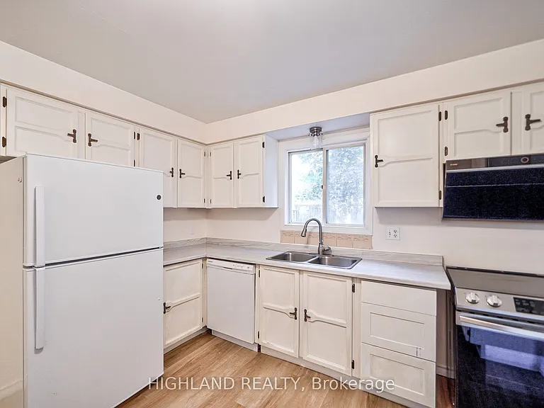 6455 Tisler Cres — Photo 12