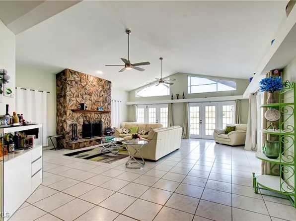 4332 Country Club Blvd, Cape Coral, FL 33904