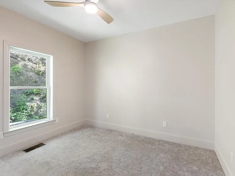 136 Blythe Rd — Photo 10