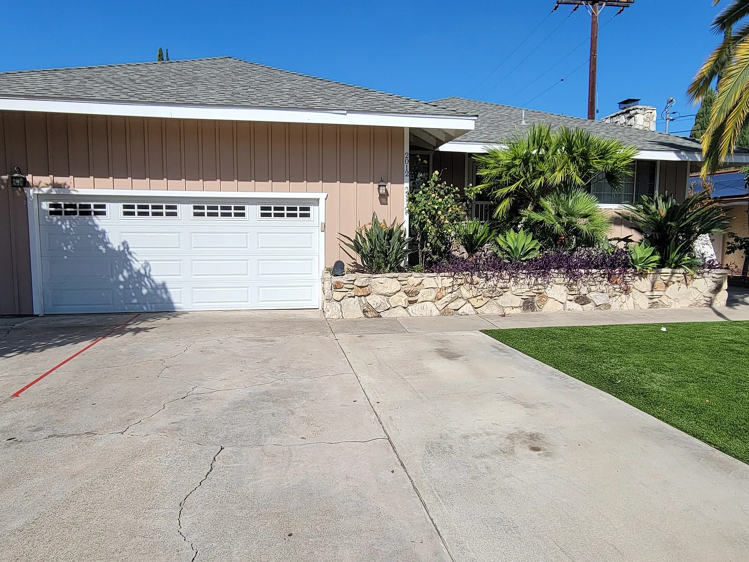 2012 N Shaffer St — Photo 1
