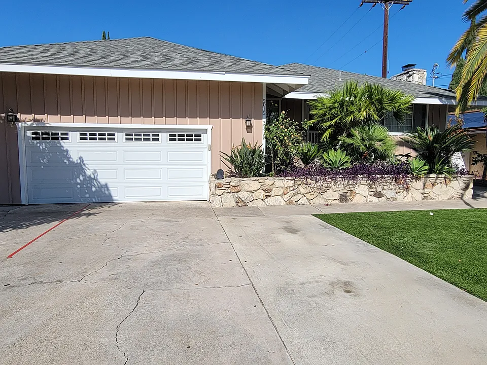 2012 N Shaffer St