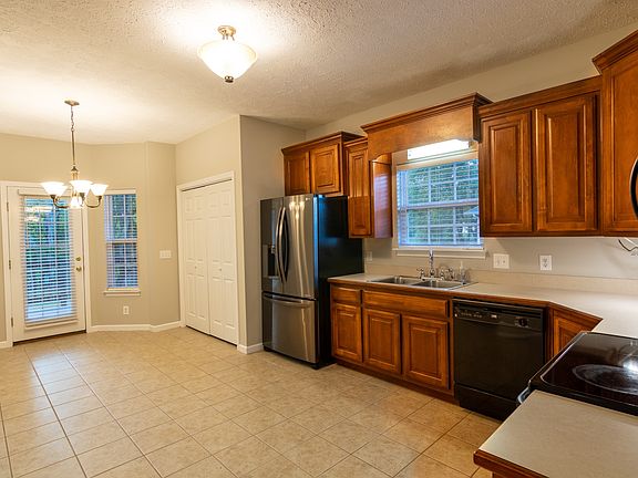 5th image of 208 Iroquois Dr