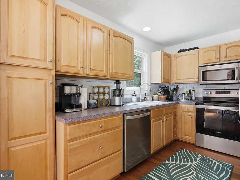 19 Fairview Ave — Photo 16