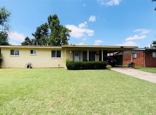 9901 Ridgeview Dr, The Village, OK 73120