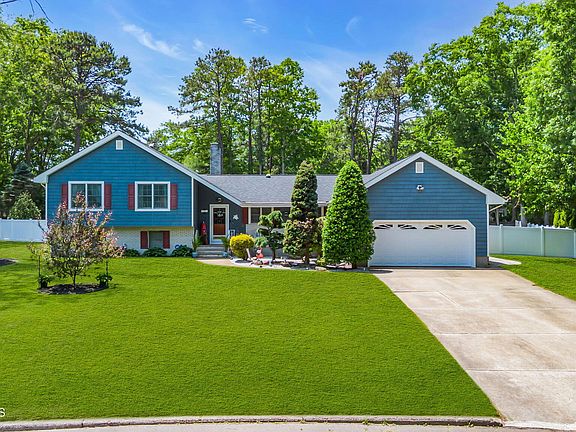2nd image of 208 Quail Lane S