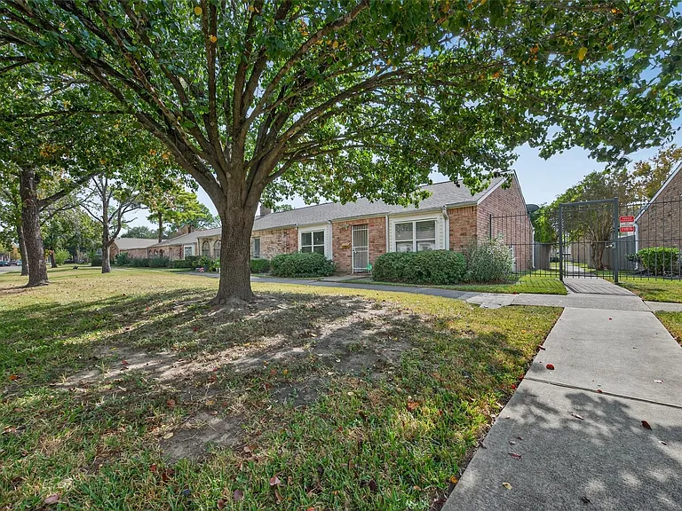 10913 Bexley Dr #913 — Photo 30