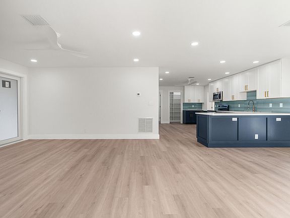 4th image of 510 Coral Way