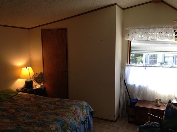 2nd image of 17462 NE Glisan St