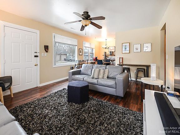 2nd image of 2402 Warner Pl