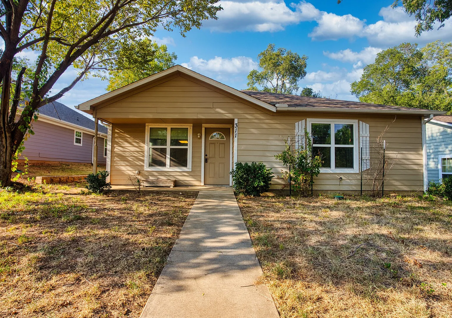 Private Denison house- 3BR/2B- pets welcome - utilities included - Clo — Photo 1