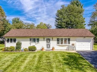 17 Pelham Rd, Kendall Park, NJ 08824