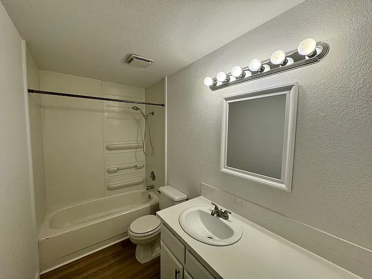 Stunning 2 Bed, 1 Bath w/ Laundry & AC in Lincoln Heights! — Photo 15