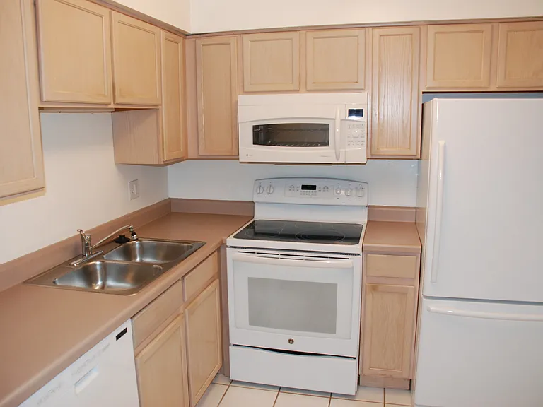249 W Court Of Shorewood #2B — Photo 2