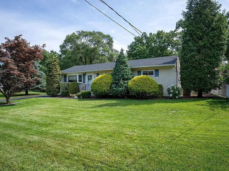 12 Blake Dr — Photo 2