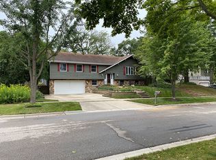 215 Pond Ridge Rd, Libertyville, IL 60048