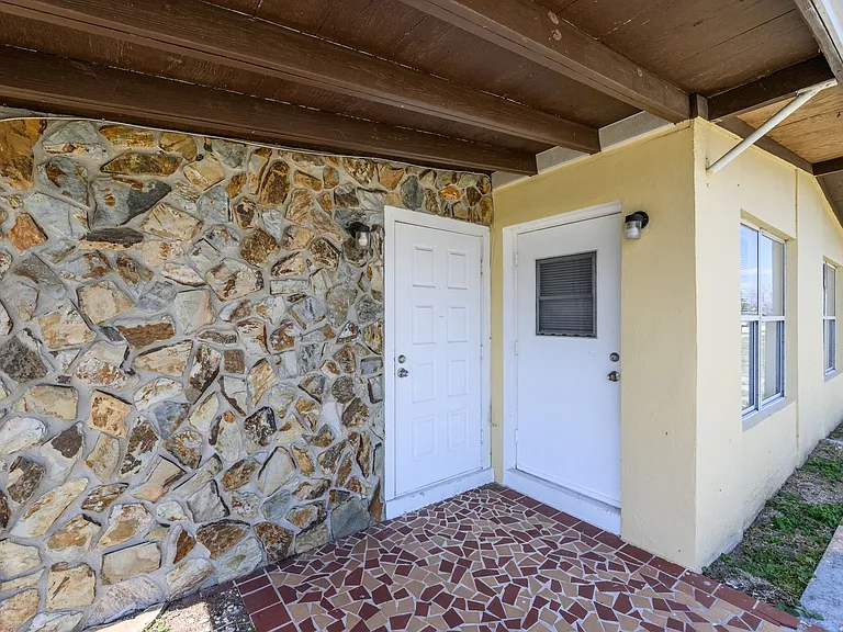 510 Sharon Cir — Photo 3