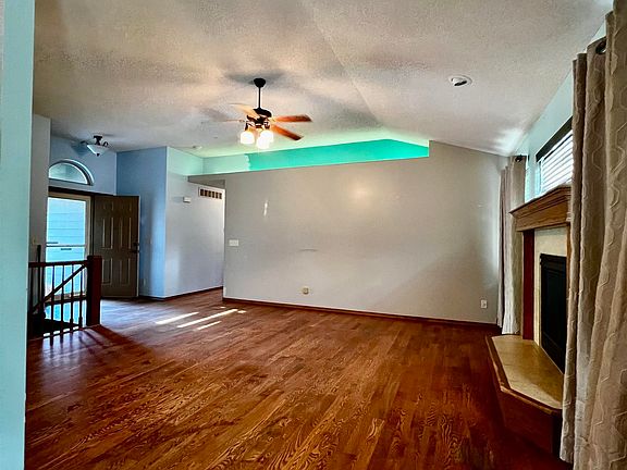 2nd image of 8905 N Ridgewood Ln