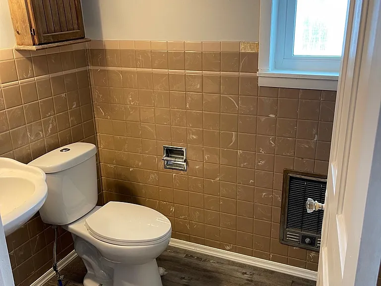 Upstairs full bathroom w/tub