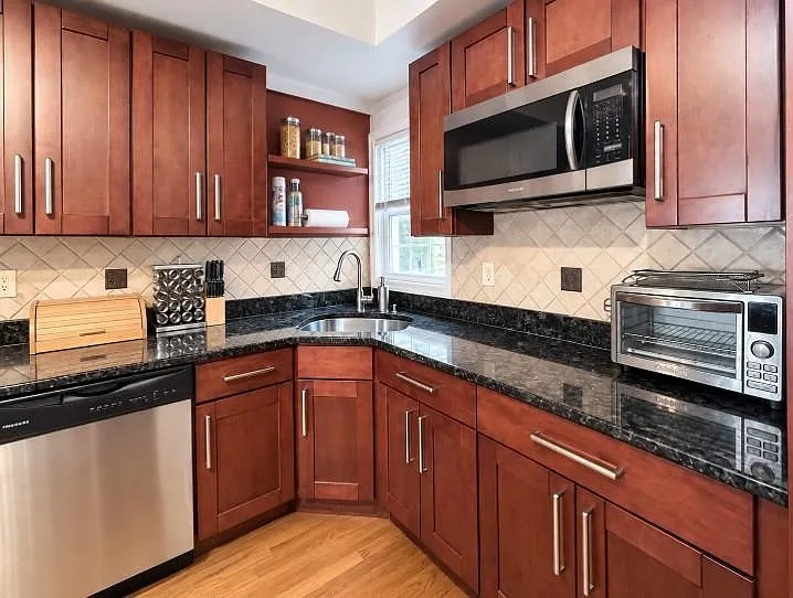 3 bed, 2.0 bath, 1300 sqft, $3,600 — Photo 4
