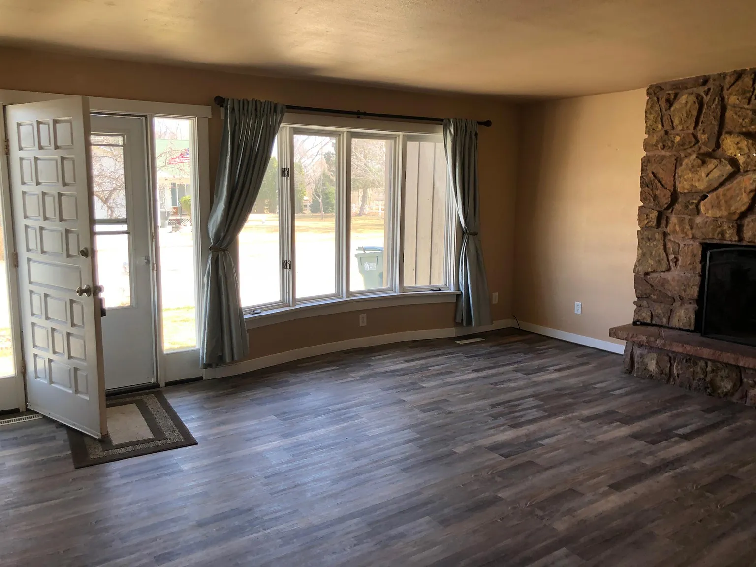 4 bed, 2300 sqft, $2,000 — Photo 3