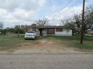 808 E 7th St, Nixon, TX 78140