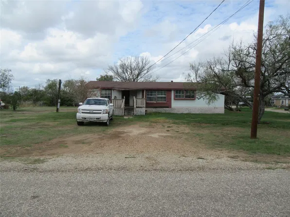 808 E 7th St, Nixon, TX 78140