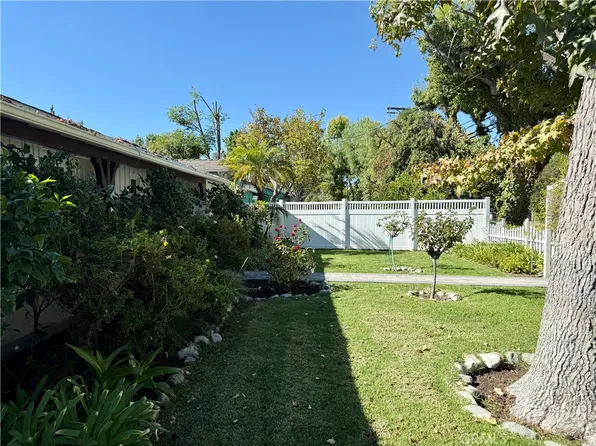 22346 Burbank Blvd, Woodland Hills, CA 91367