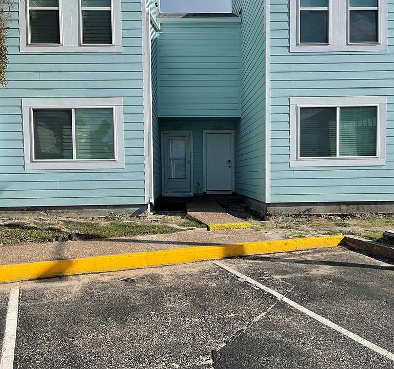 1st image of 302 Nassau Dr