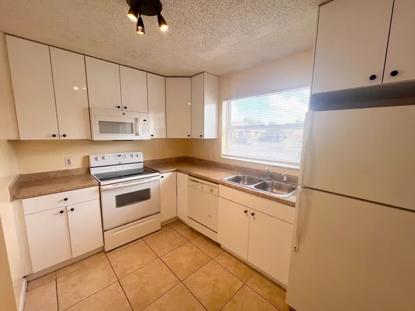 3737 Mil Lake Cir, Greenacres, FL 33463