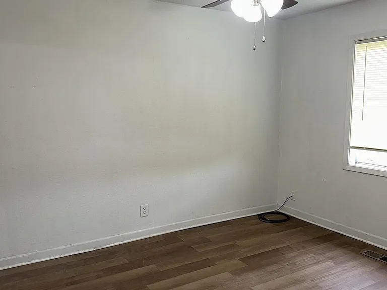 1052 N Lincoln St — Photo 19
