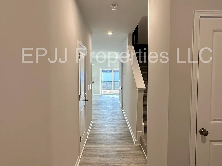 141 Randwick Ln — Photo 2