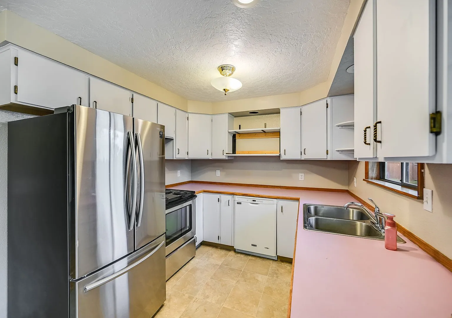 Charming 3 Bed, 2 Bath Oregon City Rental Home with AC & Huge Yard — Photo 4