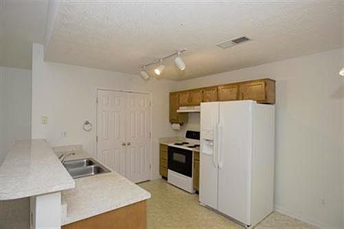 4th image of 667 Glen Arvin Cir