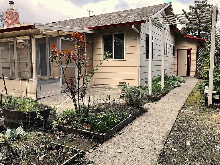 219 Grove Ave — Photo 6