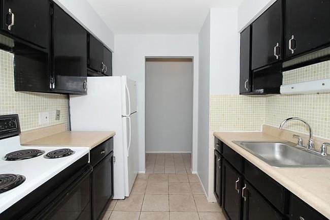1st image of 6003 N Kenmore Ave #208