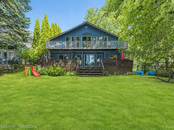 3235 McCormick Dr, Waterford, MI 48328
