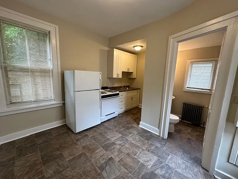 7/1 - $1545 2 BR, 1 BA with Heat, 3 blocks from UWM- 2943 N Bartlett — Photo 22