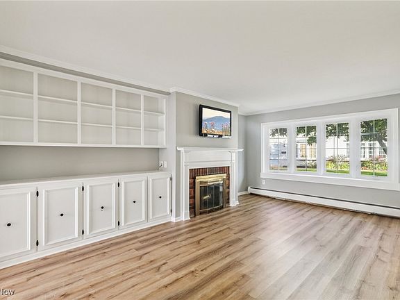 4th image of 8 Meadowlawn Dr Unit 12