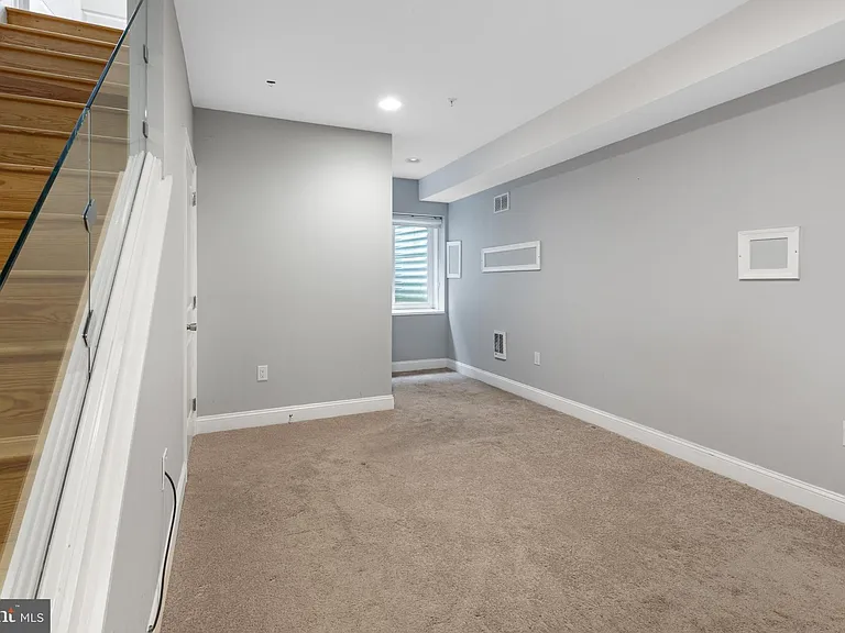 724 E Thompson St — Photo 13