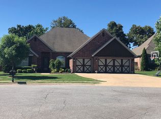 4304 W Woodview Dr, Rogers, AR 72758