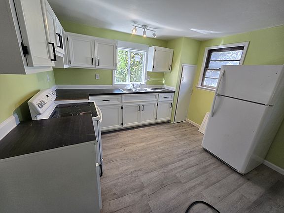 3rd image of 608 W Oconee St