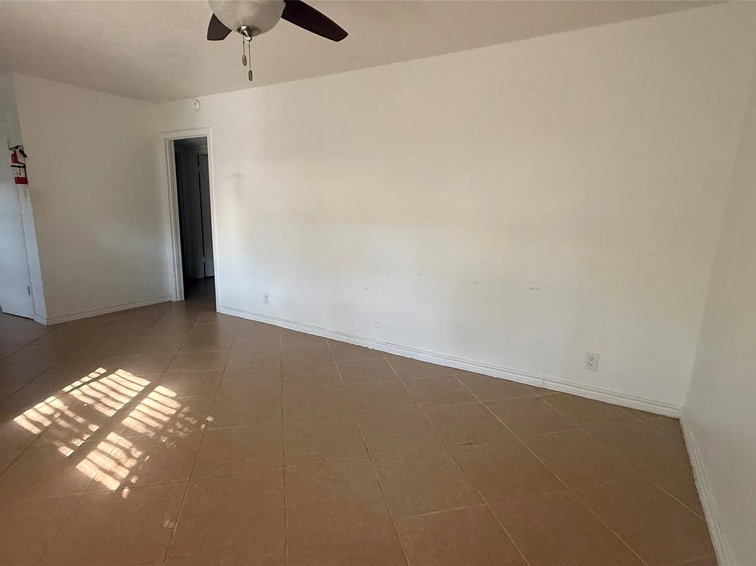 2 bed, 1.0 bath, 4972 sqft, $1,175 — Photo 2