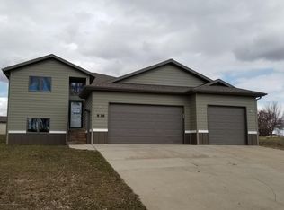 838 17th St W, Dickinson, ND 58601