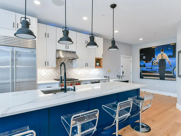 170 W Broadway #204 — Photo 2
