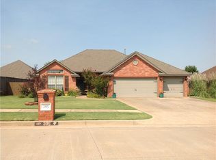 305 N Topaz Way, Mustang, OK 73064