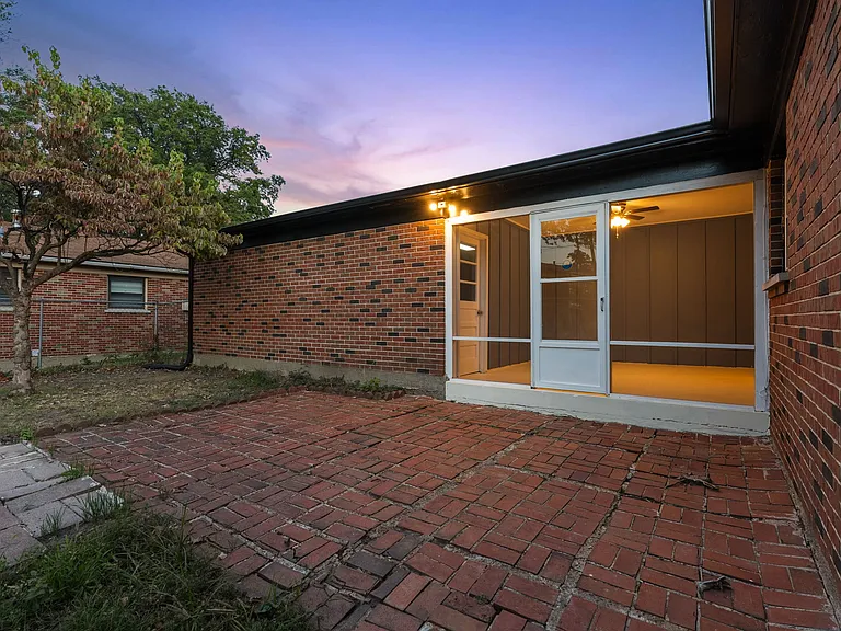 1555 Zurich Dr — Photo 40
