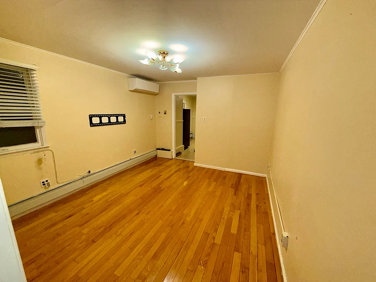 Building Photo - 2232 W 6th St #2