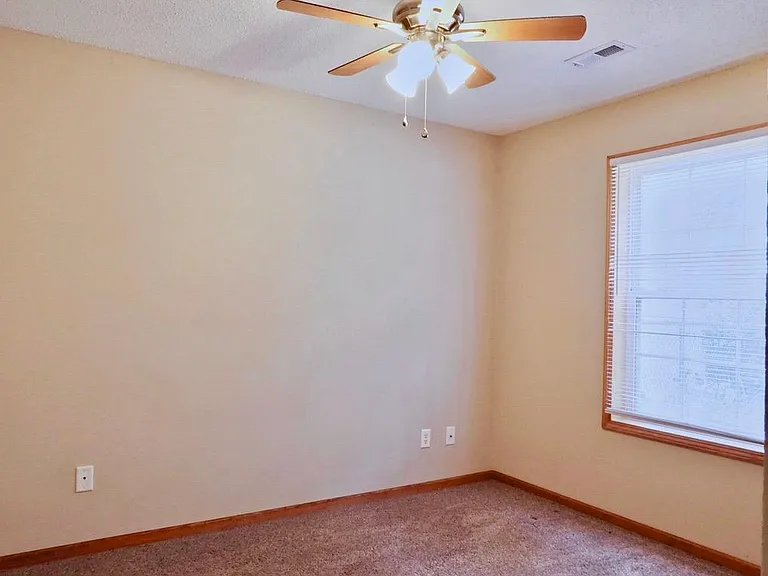 2058 Northland Cir — Photo 8